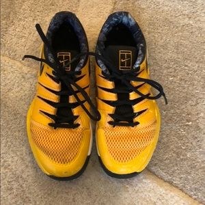 Court shoes